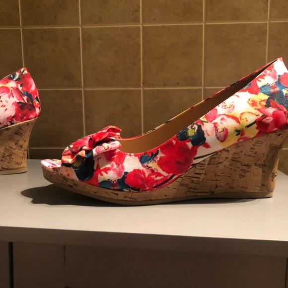 Dexflex Comfort Multi Color Floral Wedges Size 9 1/2 Big Bow Accent - Picture 7 of 9